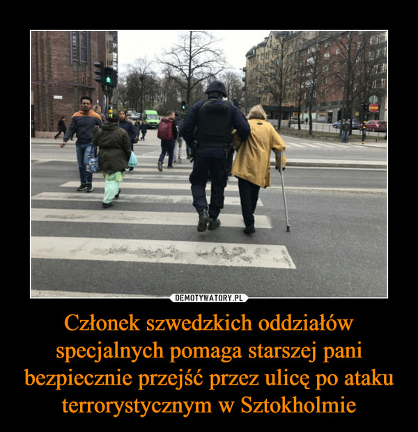 Członek szwedzkich oddziałów specjalnych pomaga starszej pani bezpiecznie przejść przez ulicę po ataku terrorystycznym w Sztokholmie