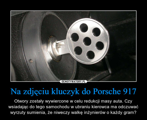 Na zdjęciu kluczyk do Porsche 917