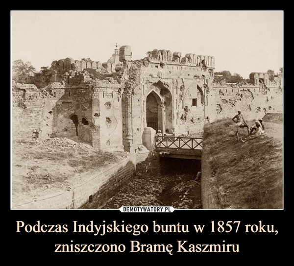 Podczas Indyjskiego buntu w 1857 roku, zniszczono Bramę Kaszmiru –  