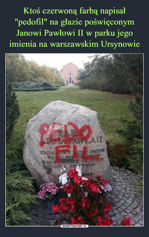 Ktoś czerwoną farbą napisał "pedofil" na głazie poświęconym Janowi Pawłowi II w parku jego imienia na warszawskim Ursynowie