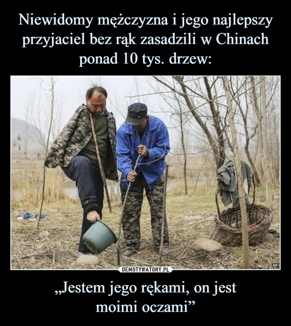 Niewidomy mężczyzna i jego najlepszy przyjaciel bez rąk zasadzili w Chinach ponad 10 tys. drzew: „Jestem jego rękami, on jest
moimi oczami”