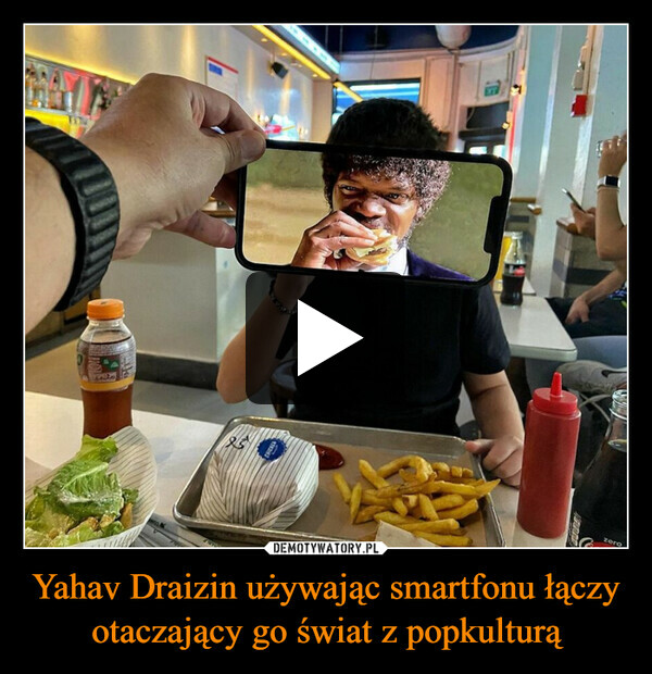Yahav Draizin używając smartfonu łączy otaczający go świat z popkulturą –  CHICKENzero