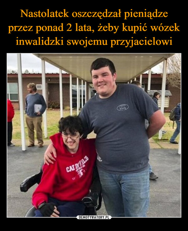 Nastolatek oszczędzał pieniądze przez ponad 2 lata, żeby kupić wózek inwalidzki swojemu przyjacielowi